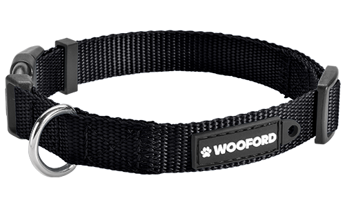 Slitesterk Hundehalsbånd i Nylon Stoff Svart justerbart hundehalsbånd med solid D-ring i metall, lett nylon for komfort og feste av id brikke hund.