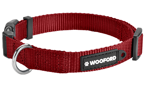 Slitesterk Hundehalsbånd i Nylon Stoff Rødt justerbart hundehalsbånd med solid D-ring i metall, lett nylon for komfort og feste av id brikke hund.