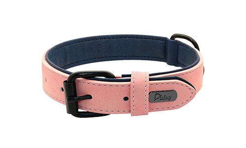 Luksuriøs Velvet Hundehalsbånd Lys rosa luksus hundehalsbånd i fløyel, 35-37 cm langt og 1,7 cm bredt, med svart metallspenne og D-ring for båndfeste.