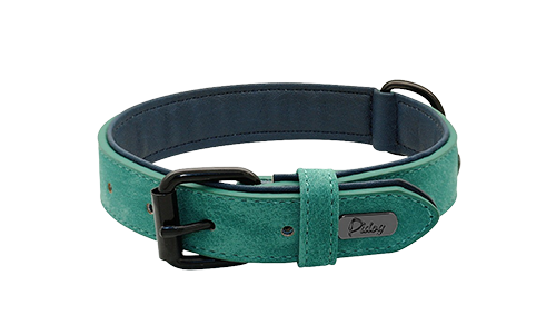 Grønt luksus hundehalsbånd i fløyel, 35-37 cm langt og 1,7 cm bredt, med svart metallspenne og D-ring for et stilig utseende.