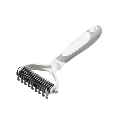 Hvit hundekam for fjerning av floker og redusert røyting, rustfrie stålblader og ergonomisk håndtak for komfort.