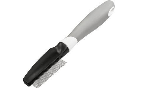 Hund- og katteluskam med fine metalltenner og ergonomisk håndtak, designet for å fjerne lopper og rusk fra dyrepelsen.