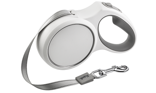 Hvit utvidbar hundesnor med ergonomisk grått håndtak, kan forlenges opptil 5 meter, med solid krok for sikker festing.