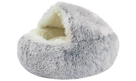 Slipper hundeseng Slippers formet hundeseng i grått med myk, fluffy innside, koselig og lukket plass for hvile.