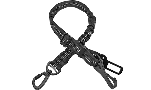 Reflekterende sikkerhetssele til hund for bruk i bil Reflekterende svart bilsikkerhetssele til hund, 55-65 cm lang med justerbar stropp og svært synlig reflekterende materiale.