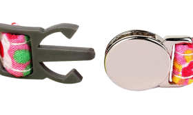 Hurtigutløsende halsbånd til katt med metallspenne Rødt rutete mønster breakaway kattehalsbånd med metallspenne, 1 cm bredt med sikkerhetsspenne og sølvklokke.