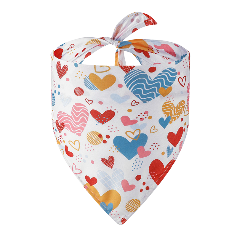 Bandana med hjertetrykk for hund Fargerik hundebåndana med røde, gule og blå hjerter, perfekt for Valentinsdagen og kjærlighetsfeiring.