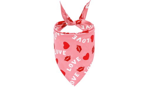 Rosa hundebandana med 'LOVE' tekst, røde hjerter og kyss-merker, perfekt for Valentine's Day, maskinvaskbar og håndvaskbar.