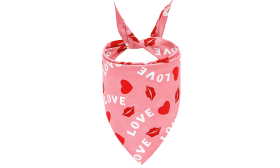 Bandana med kjærlighetsmotiv for hund Rosa hundebandana med 'LOVE' tekst, røde hjerter og kyss-merker, perfekt for Valentine's Day, maskinvaskbar og håndvaskbar.