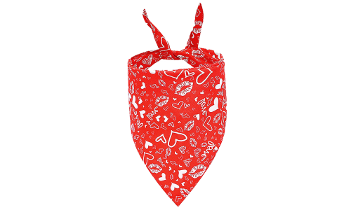 Rød hundebandana med hvite hjerter og kyss-mønster, perfekt for Valentine's Day, maskinvaskbar og håndvaskbar.