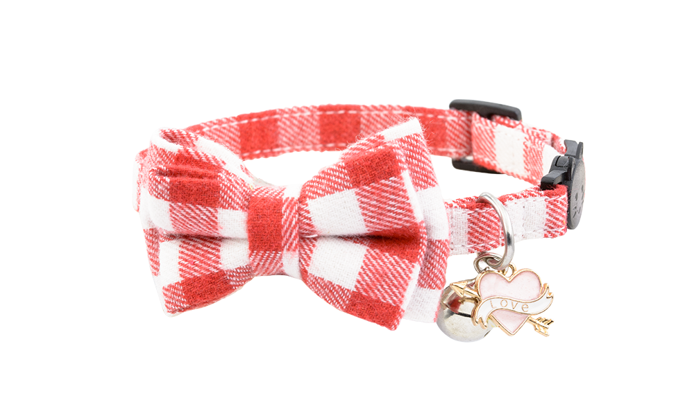 Halsbånd med bjelle og hjertecharm for hund Rød og hvit rutete katteskjorte med sløyfe, bjelle og hjerte 'love'-charm, myk og justerbar for komfort.
