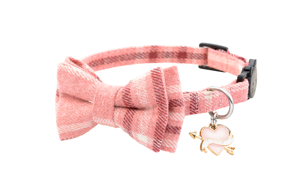 Halsbånd med bjelle og hjertecharm for hund Myk rosa rutete katteskjorte med sløyfe, hjerte 'love' og pil-pendant, justerbar og komfortabel.