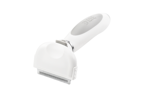Liten hvit røytekam for hunder med metalltenner og ergonomisk håndtak for fjerning av løs pels og reduksjon av røyting.