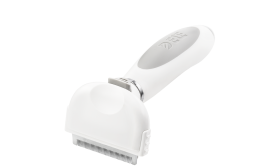 Liten hvit røytekam for hunder med metalltenner og ergonomisk håndtak for fjerning av løs pels og reduksjon av røyting.