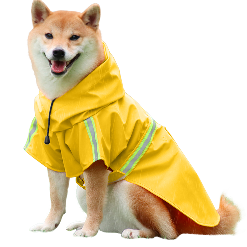 Vanntett Hunderegnfrakk med Refleksstripe Shiba Inu i vanntett gult regnfrakk med reflekterende striper, lett å ta på og av, for regnvandringer.