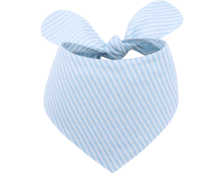 Personlig og Stilig Hundebandana med Brodert Navn Lys blå og hvit stripete personlig hundebånd med knute, tilpasset med brodert navn.