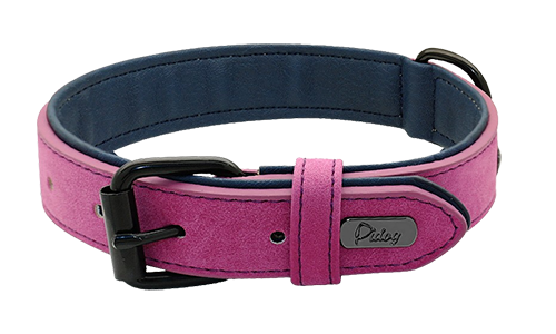 Luksuriøs Velvet Hundehalsbånd Rosa luksus hundehalsbånd i fløyel, 49-52 cm langt og 2,7 cm bredt, med svart metallspenne og D-ring for en stilig look.