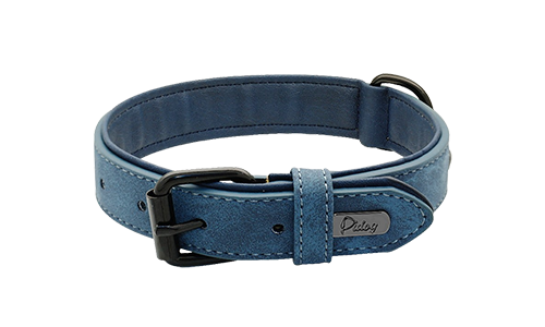 Luksuriøs Velvet Hundehalsbånd Blått luksus hundehalsbånd i fløyel, 35-37 cm langt og 1,7 cm bredt, med svart metallspenne og D-ring for et stilig design.