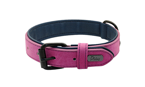 Rosa luksus hundehalsbånd i fløyel, 35-37 cm langt og 1,7 cm bredt, med svart metallspenne og D-ring for et stilig design.